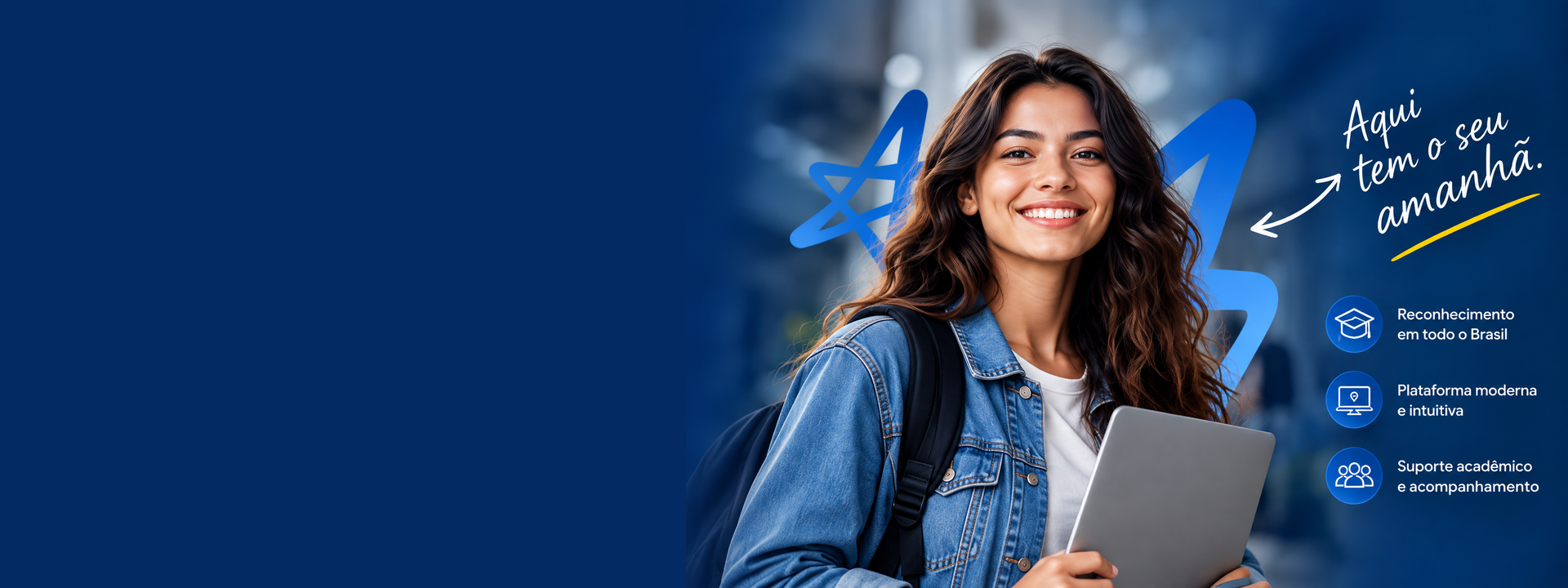 Estudante sorridente com notebook. Na arte: Aqui tem o seu amanhã; Reconhecimento em todo o Brasil; Plataforma moderna e intuitiva; Suporte acadêmico e acompanhamento.